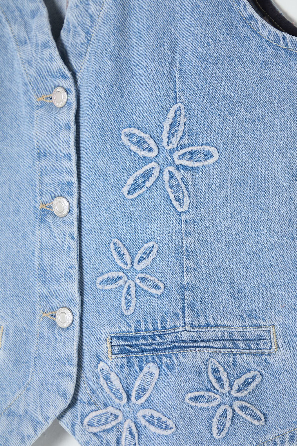 TRENDYOLMILLA Ac?k Mavi Cicek Nak?sl? V Yaka Denim Yelek TWOSS25YE00003  фото 7
