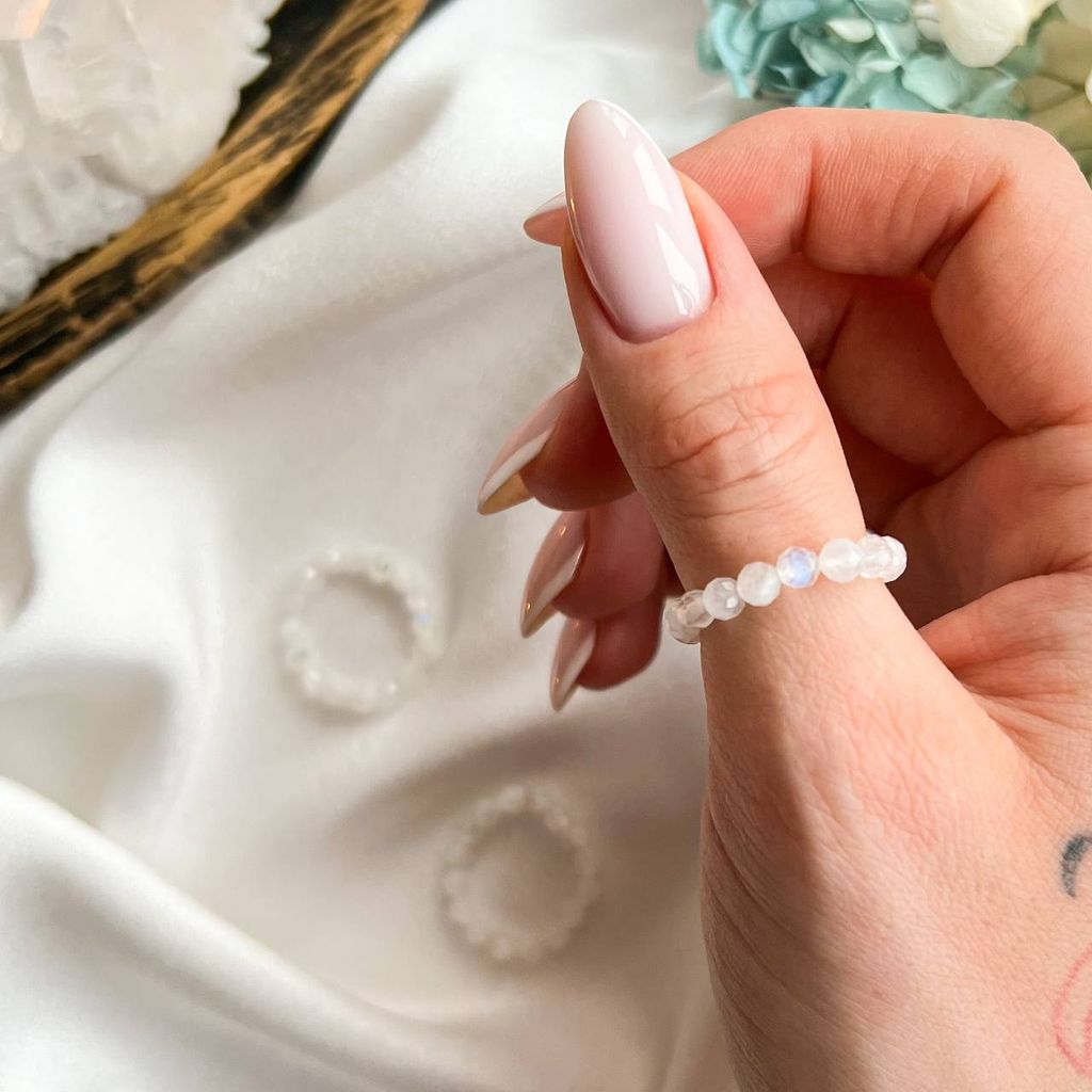 Кольцо на резинке из Лунного камня 18,5р.