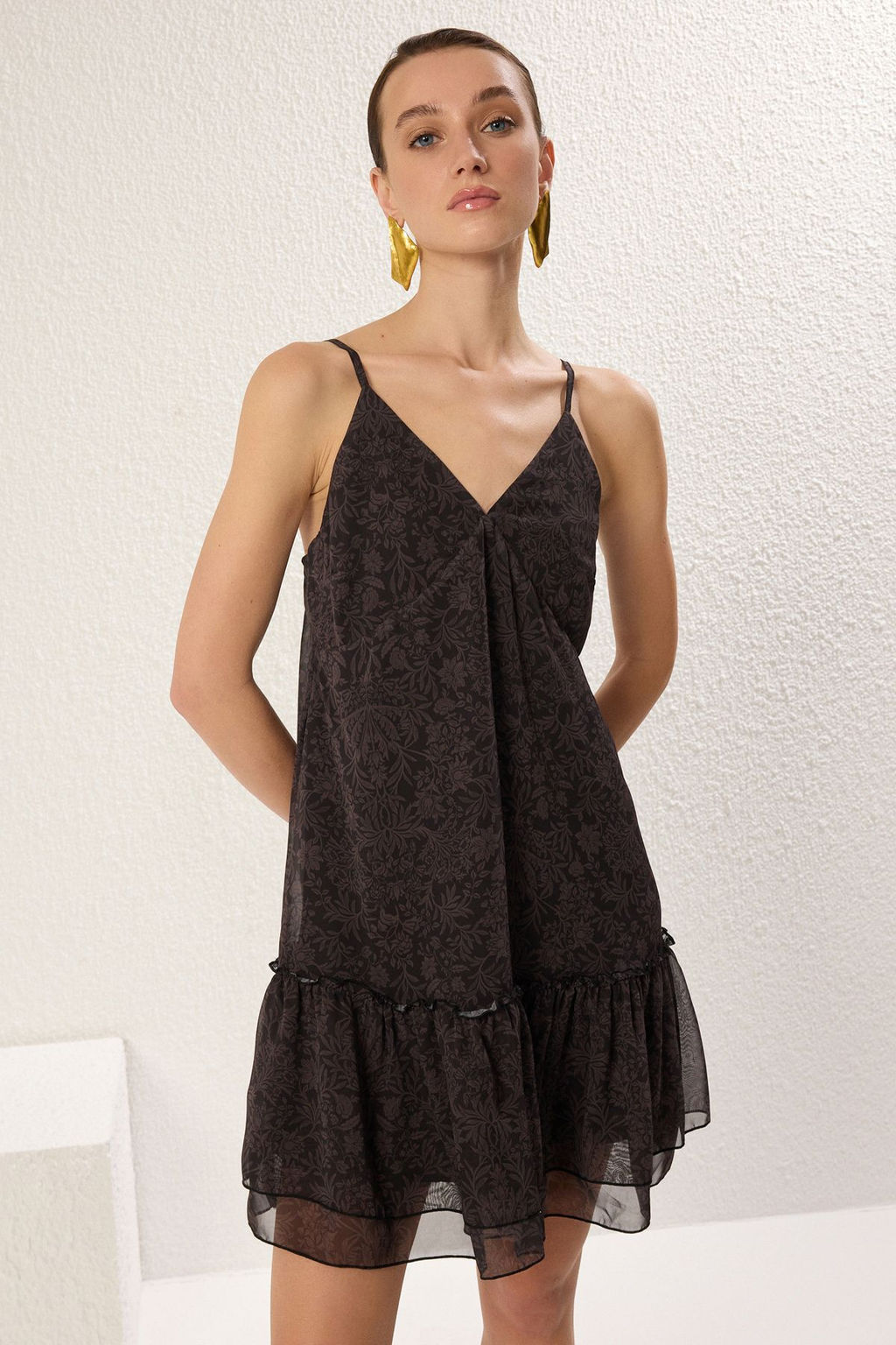TRENDYOLMILLA Koyu Kahverengi Cicekli Duz Kesim Mini Sifon Astarl? Dokuma Elbise TWOSS25EL00192