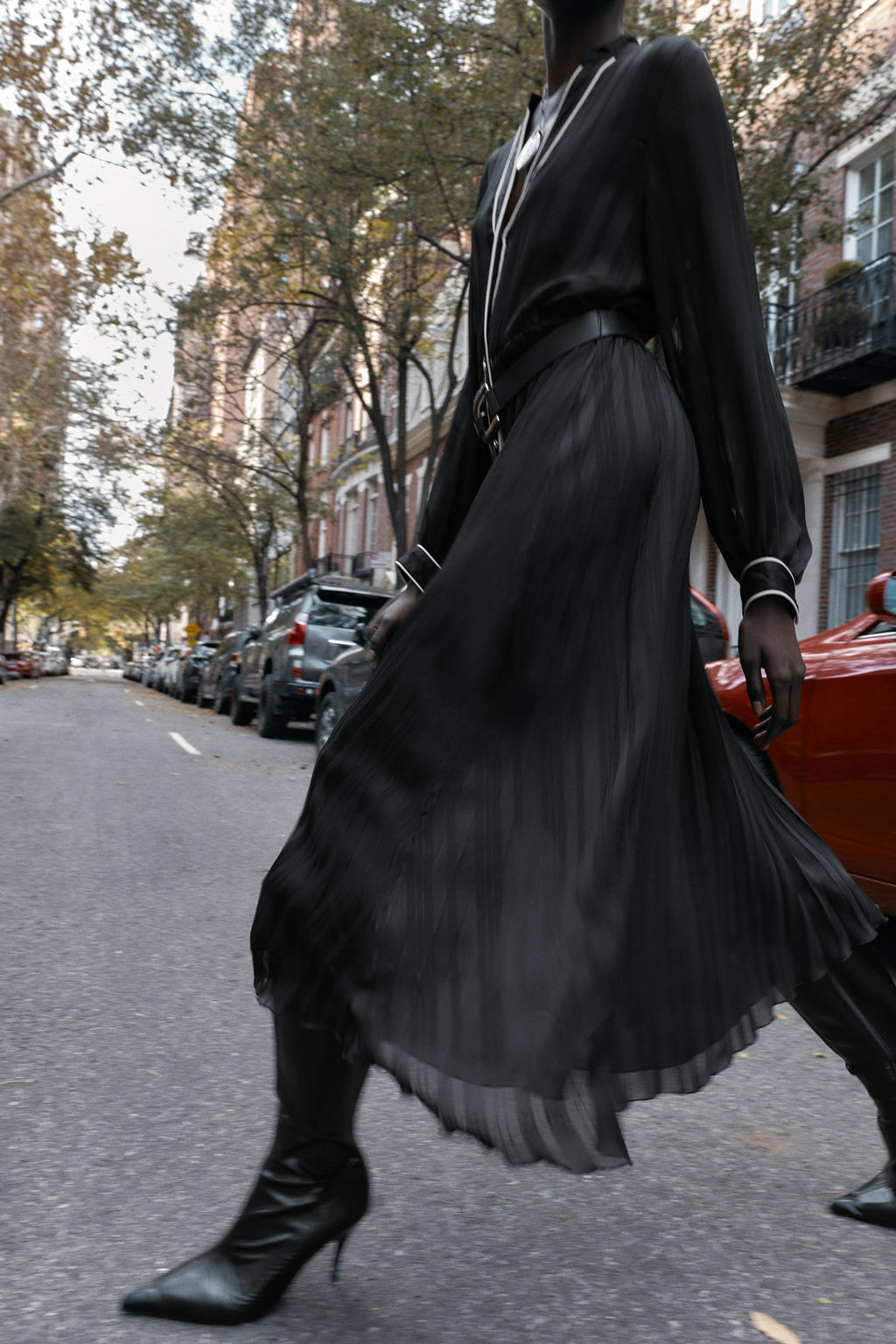 PLEATED MIDI DRESS WITH CONTRAST PIPING BELT - Zara фото 4