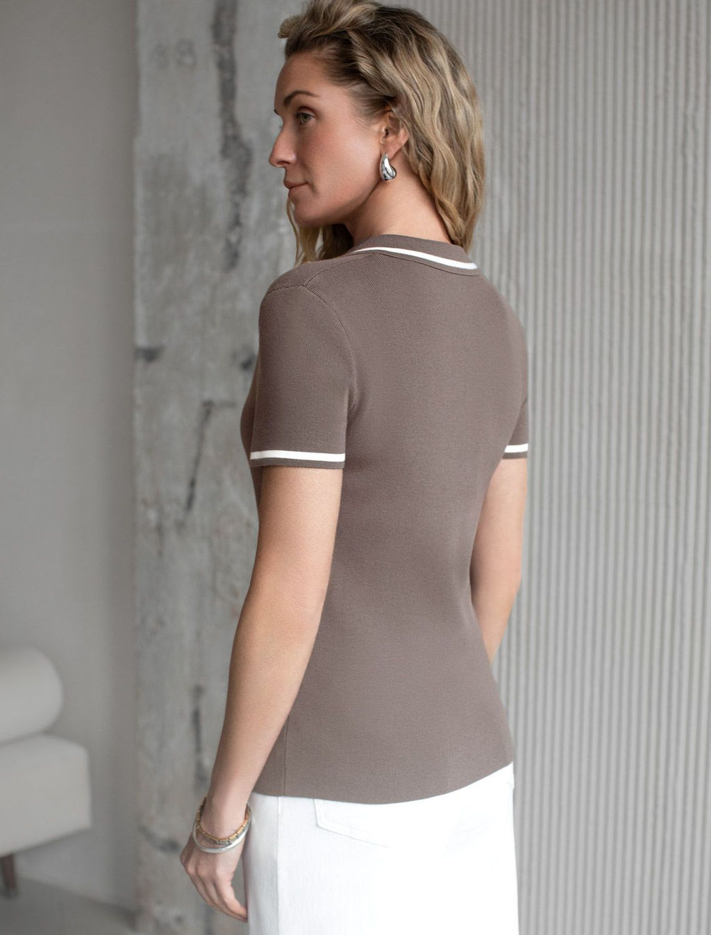 Джемпер с воротником-поло с коротким рукавом тонкой вязки из вискозы