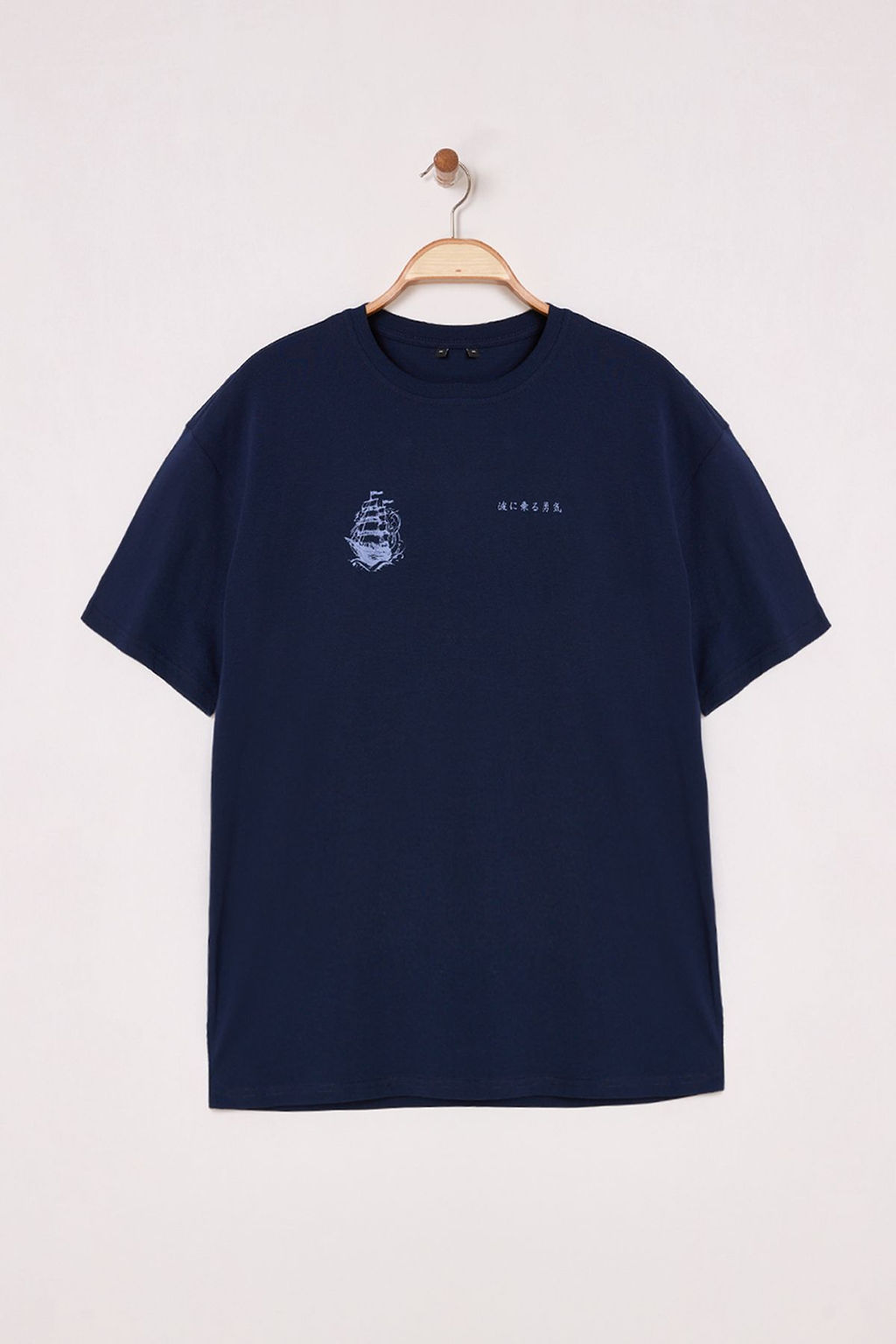 Trendyolmilla Man Beyaz Oversize/Genis Kesim Gemi S?rt Bask?l? %100 Pamuk T-Shirt TMNSS25TS00132  фото 5