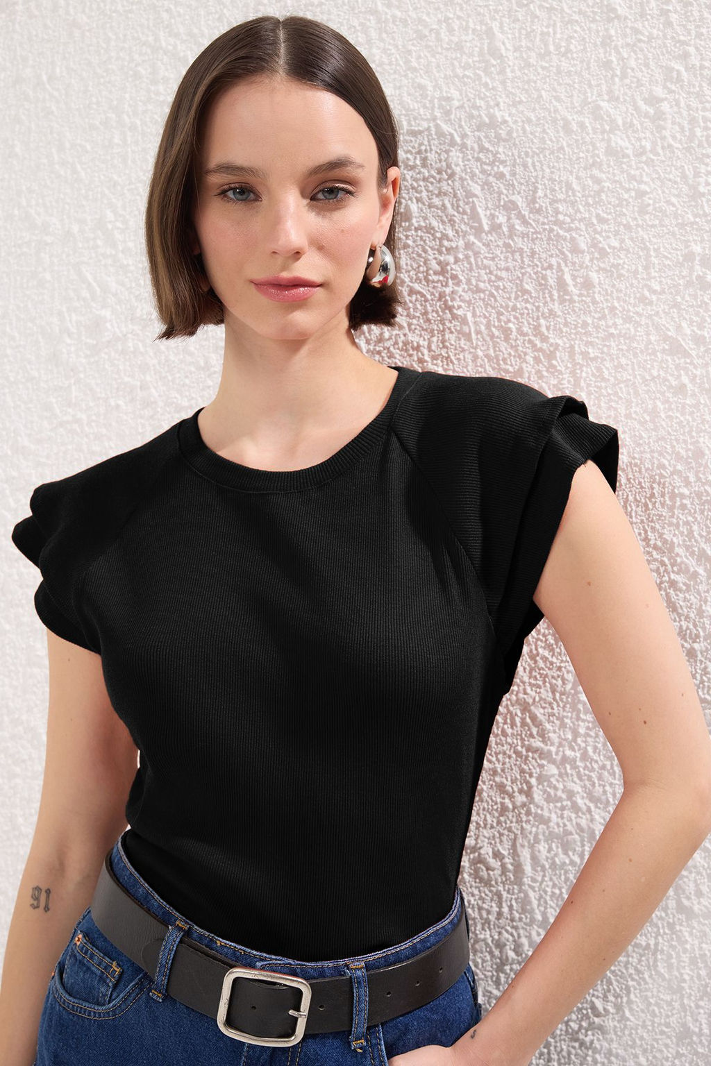 Trendyolmilla Siyah Kollar? F?rf?rl? Fitted/Vucuda Oturan Fitilli Orme Bluz TWOSS25BZ00483