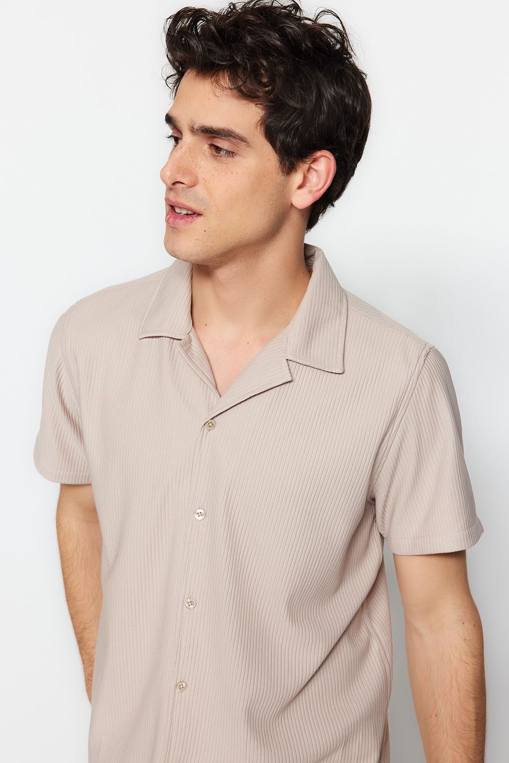 TRENDYOL MAN Beyaz Regular Fit Apas Yaka Yazl?k Gomlek TMNSS23GO00105