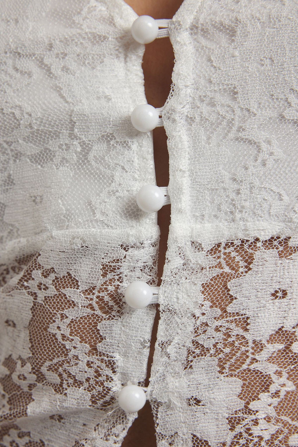 Trendyolmilla Ekru Dantel V Yaka Dugmeli Fitted/Vucuda Oturan Orme Bluz TWOSS25BZ00092  фото 3