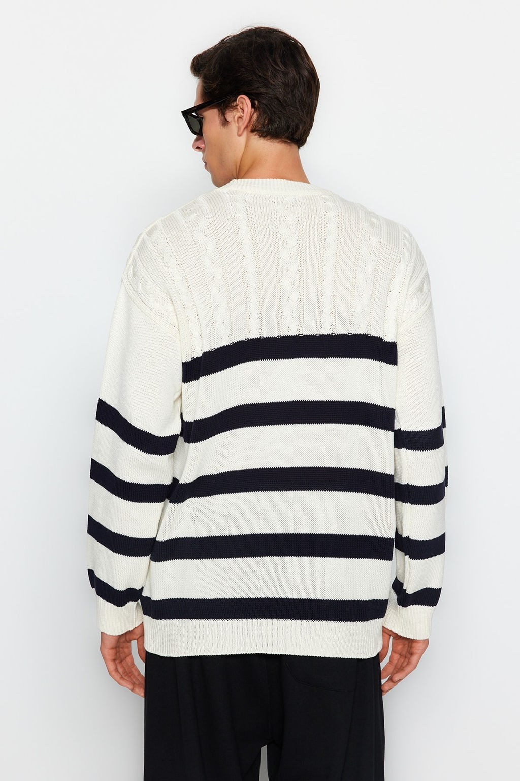 TRENDYOL MAN Ekru Casual Unisex Oversize Fit Genis Kal?p Sac Orgu Cizgili Tuylenmeyen Triko Kazak TMNAW24KZ00002 - Trendyolmilla фото 5