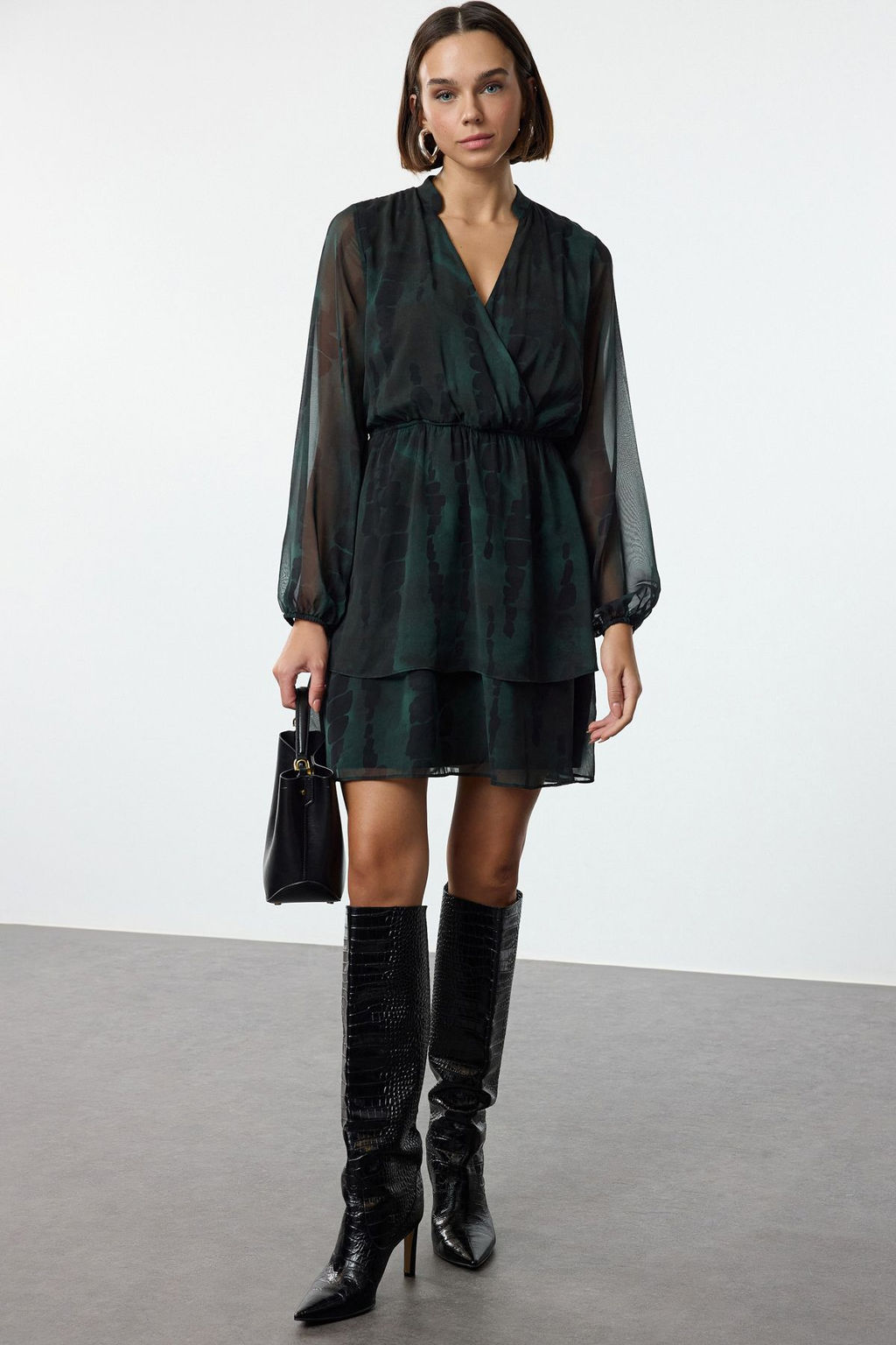 TRENDYOLMILLA Lacivert Desenli Kruvaze Yaka Skater/Belden Ac?lan Mini Astarl? Sifon Dokuma Elbise TWOAW25EL00255