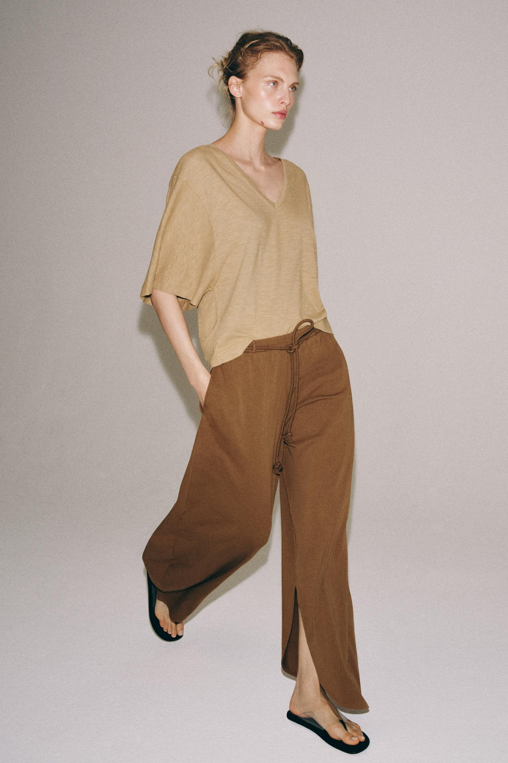 CAMISETA ESCOTE PICO / Tostado - Zara фото 4