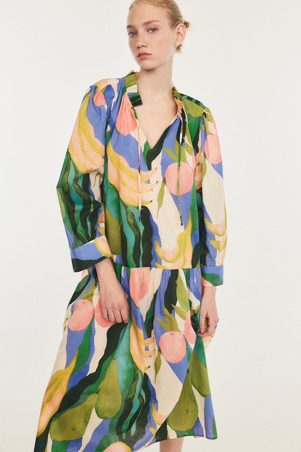Vestido con cuello de volante
