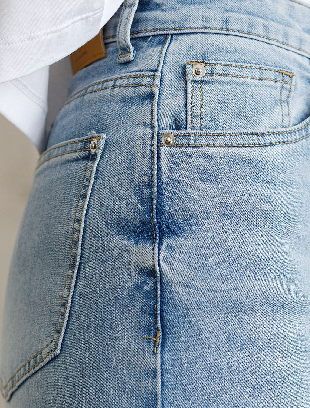 Джинсы трубы с декоративной стиркой из эластичного плотного денима - Vilatte фото 3