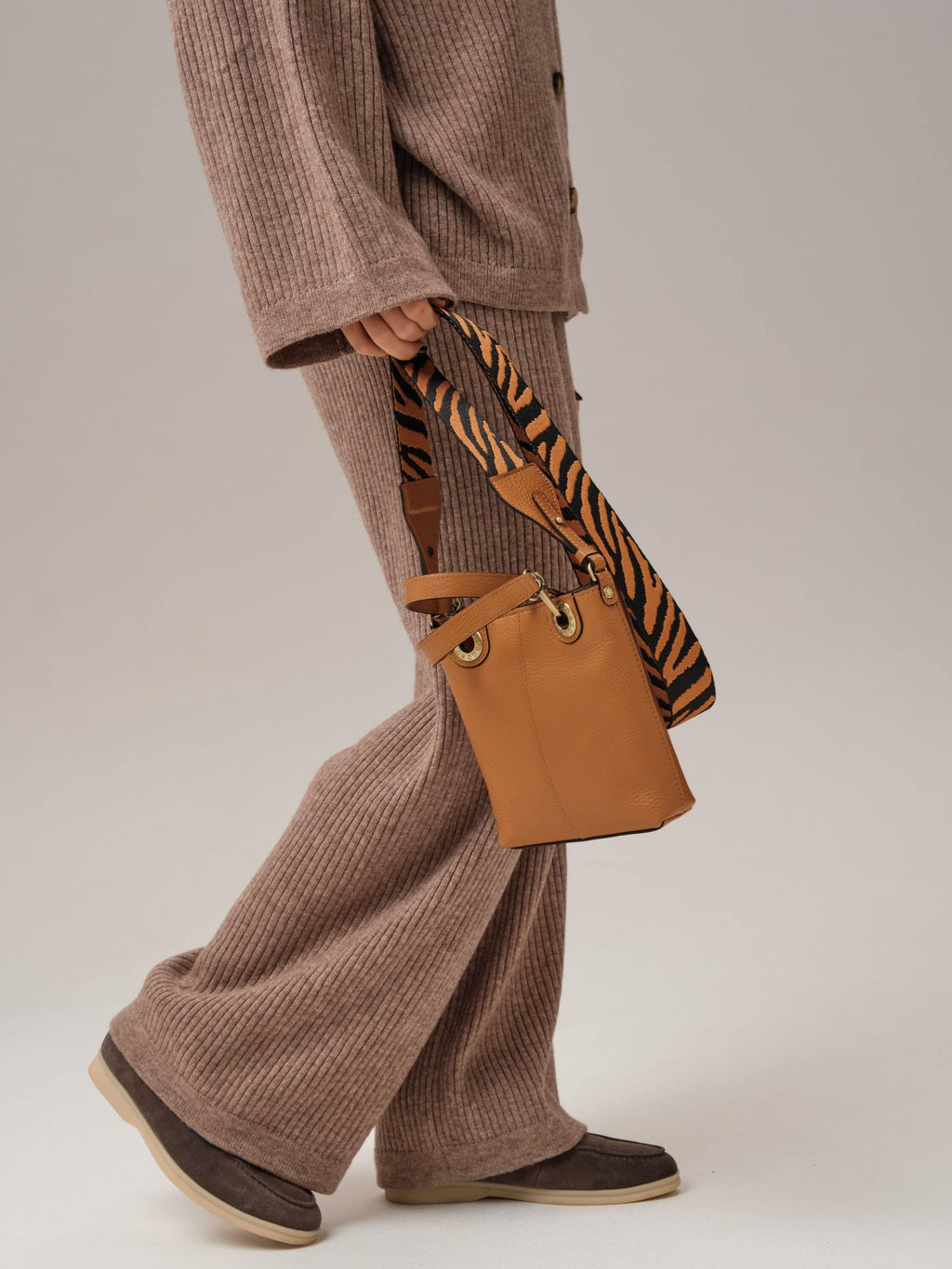 Сумка кожаная кросс-боди Deboro 30347 коричневый лист