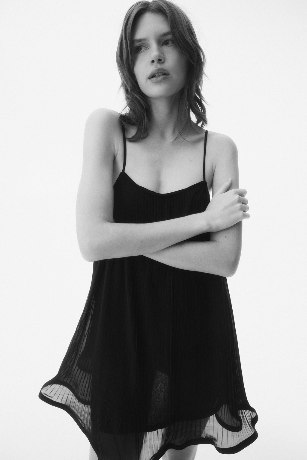 Vestido plisado con tirantes espagueti - H&m фото 7