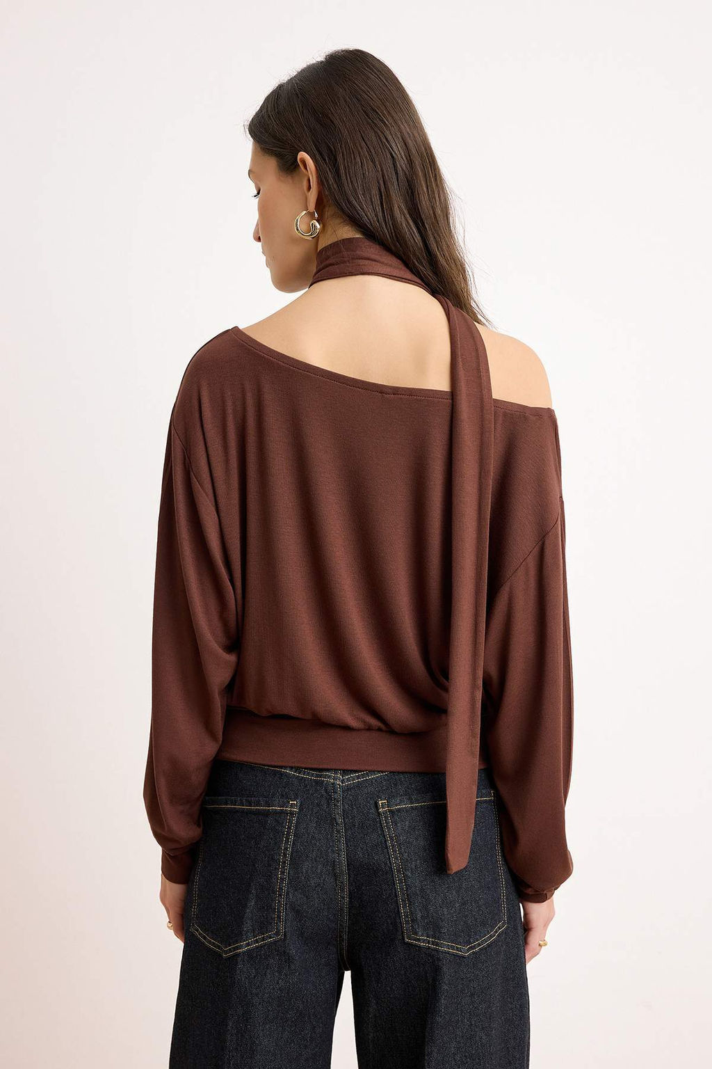 Kahverengi Duz Ac?k Omuzlu Sal Aksesuar Detayl? Regular/Normal Kal?p Orme Bluz TWOAW26BZ00308
