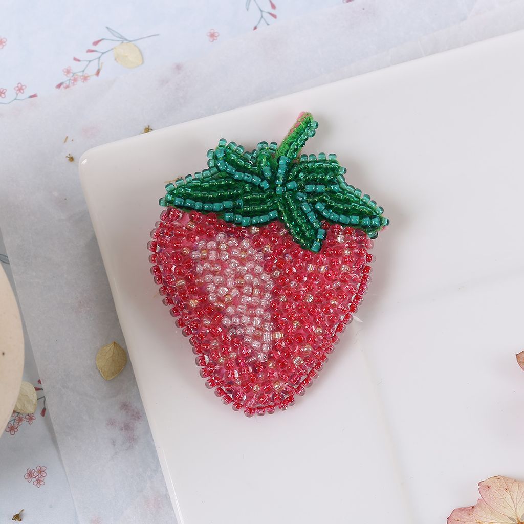 Klart набор для вышивания 10-020 Брошь. Клубника 4.5 х 6 см