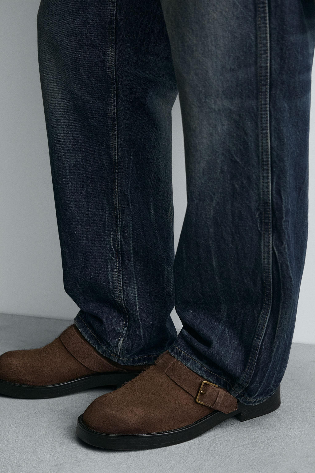 LEATHER CLOGS WITH BUCKLE