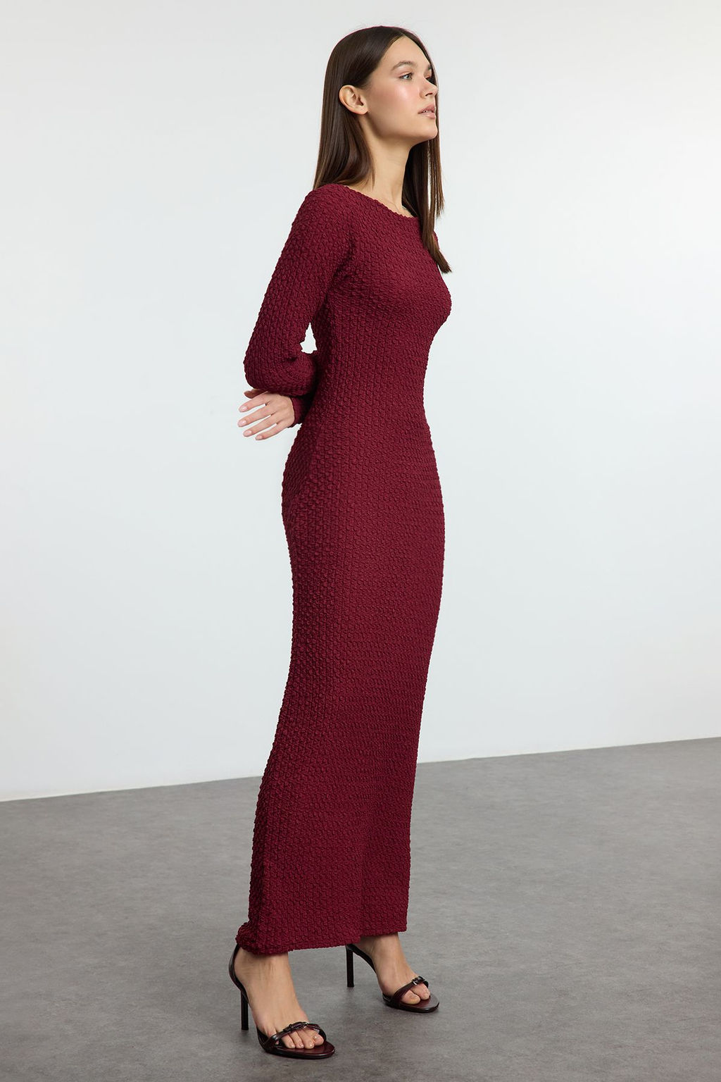 TRENDYOLMILLA Bordo Duz Dokulu Fitted/Vucuda Oturan Maxi Orme Elbise TWOAW25EL00097  фото 9