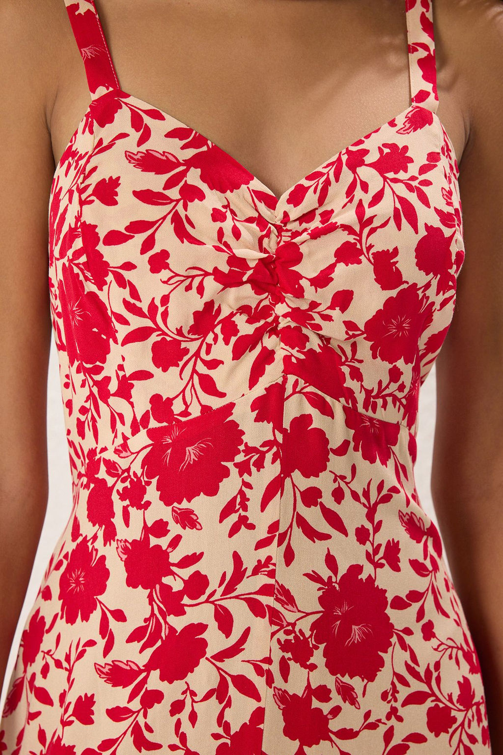 TRENDYOLMILLA K?rm?z? Cicekli Etegi Belden Ac?lan Gipeli Midi Dokuma Elbise TWOSS25EL00036 фото 7