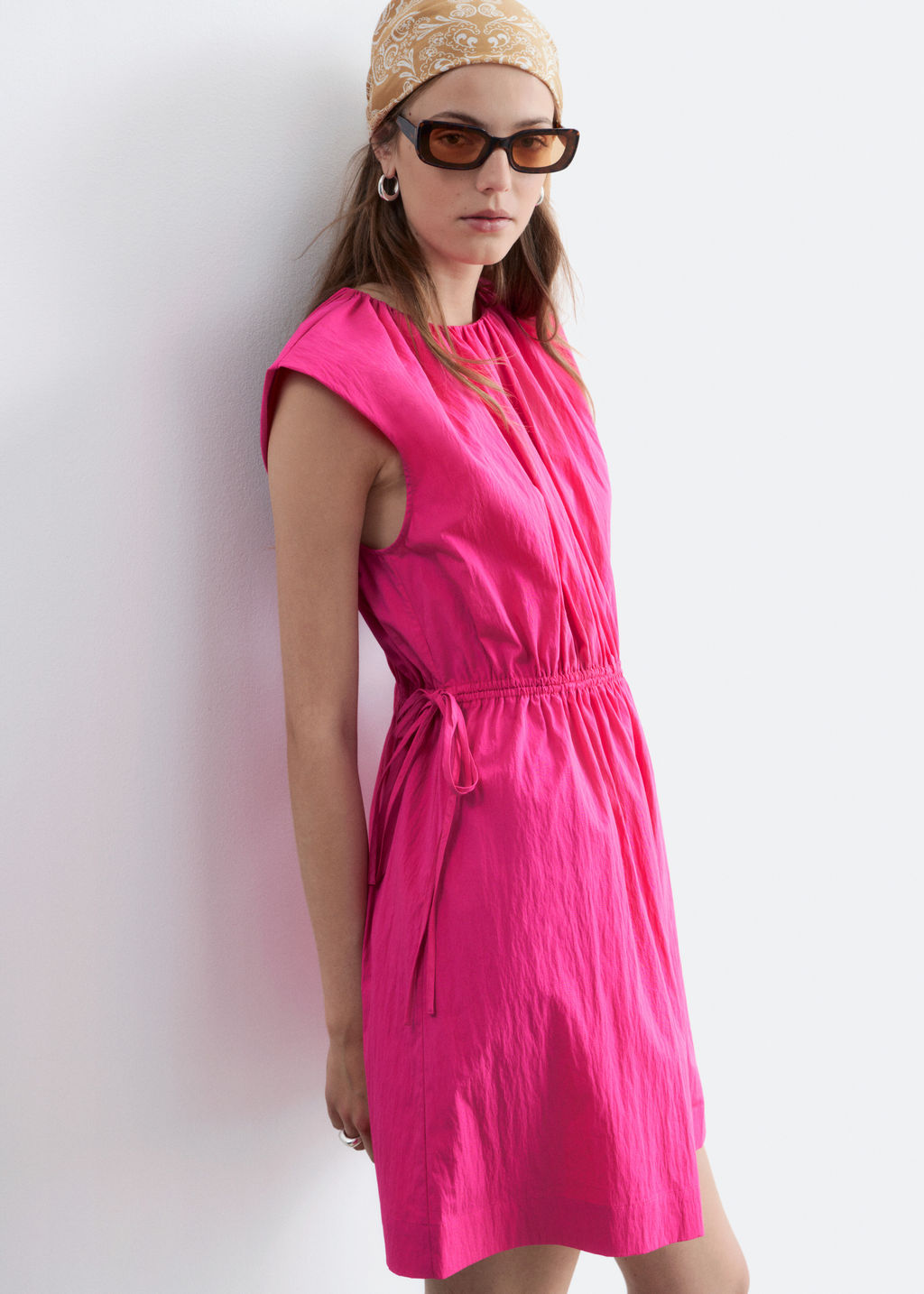 Vestido sin mangas con cord?n en la cintura