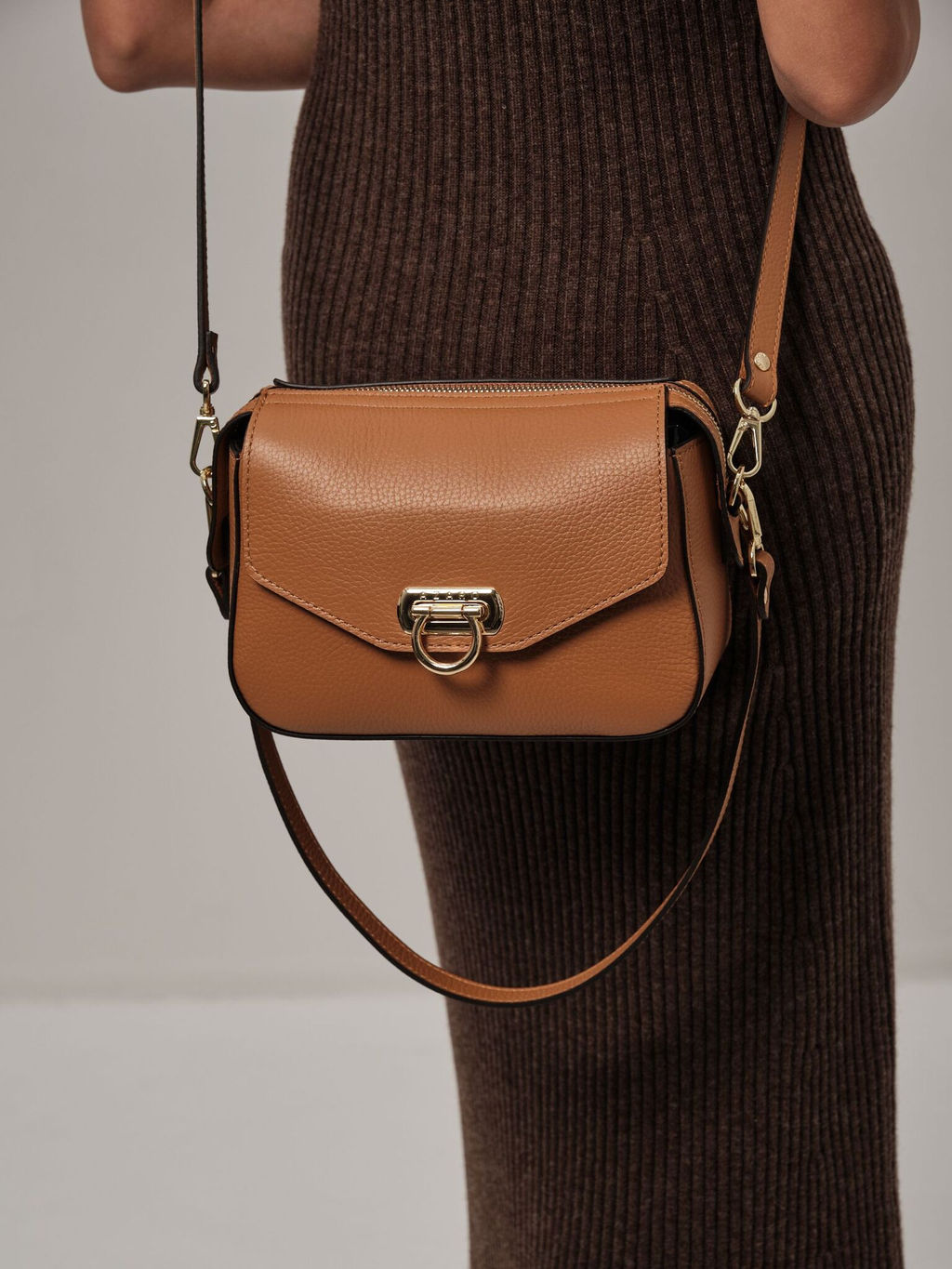 Сумка кожаная через плечо Azaro 3684 коричневый лист