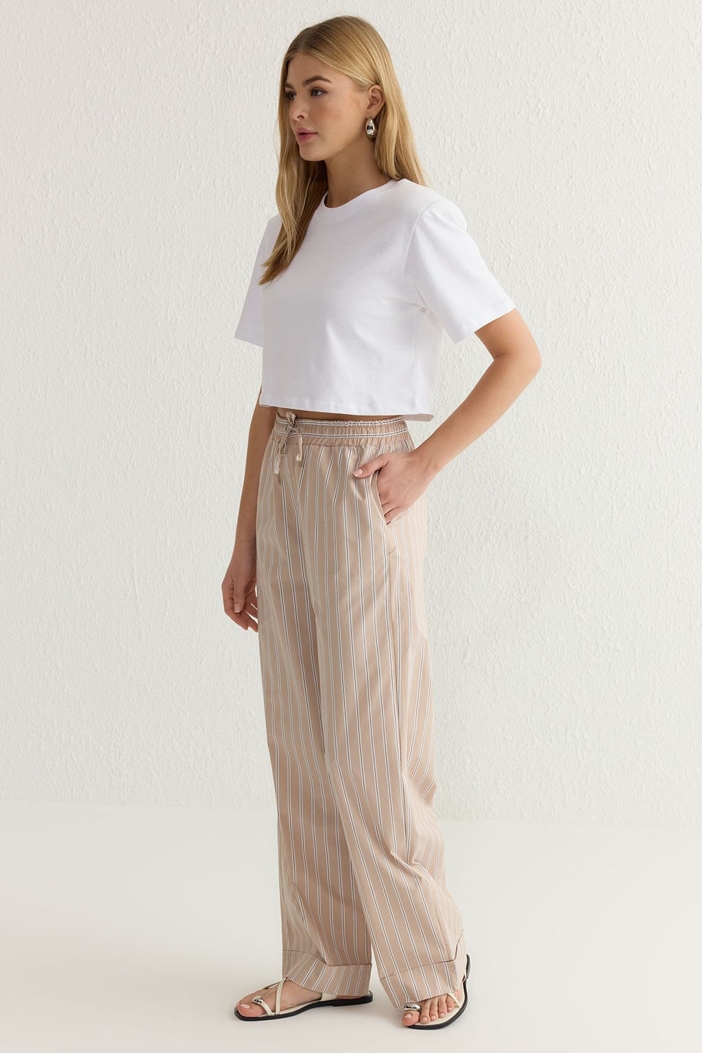 TRENDYOLMILLA Mavi Beli Lastikli Cizgili Wide Leg/Genis Paca Dokuma Pantolon TWOSS25PL00009  фото 3