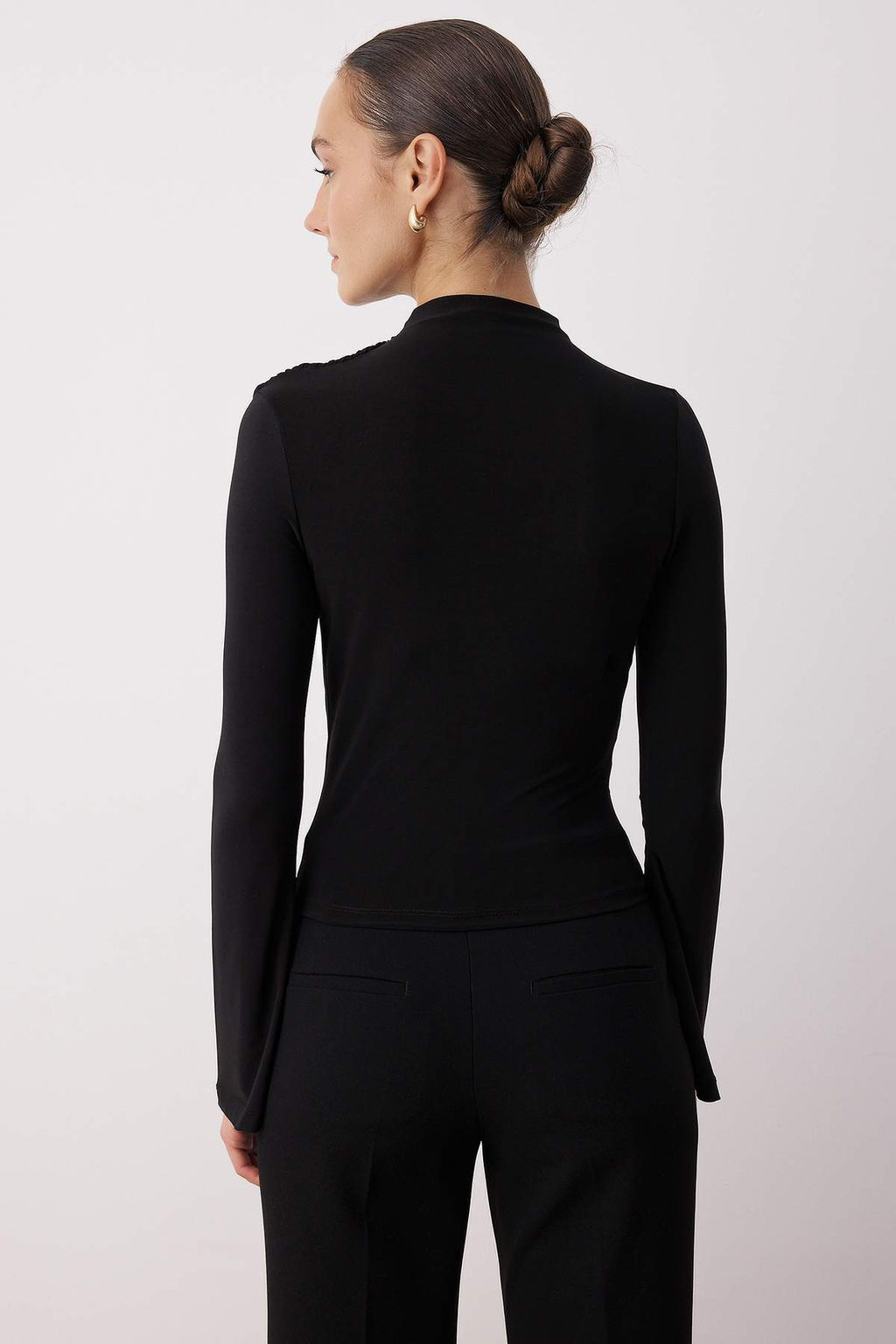 Trendyolmilla Siyah Fitted/Vucuda Oturan Ispanyol Kollu Esnek Orme Bluz TWOAW25BZ00318  фото 4