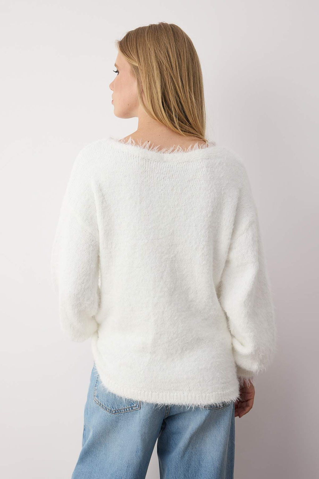 Ekru Tuylu Devrik Yaka Triko Kazak TWOAW25KZ00169 - Trendyolmilla фото 4