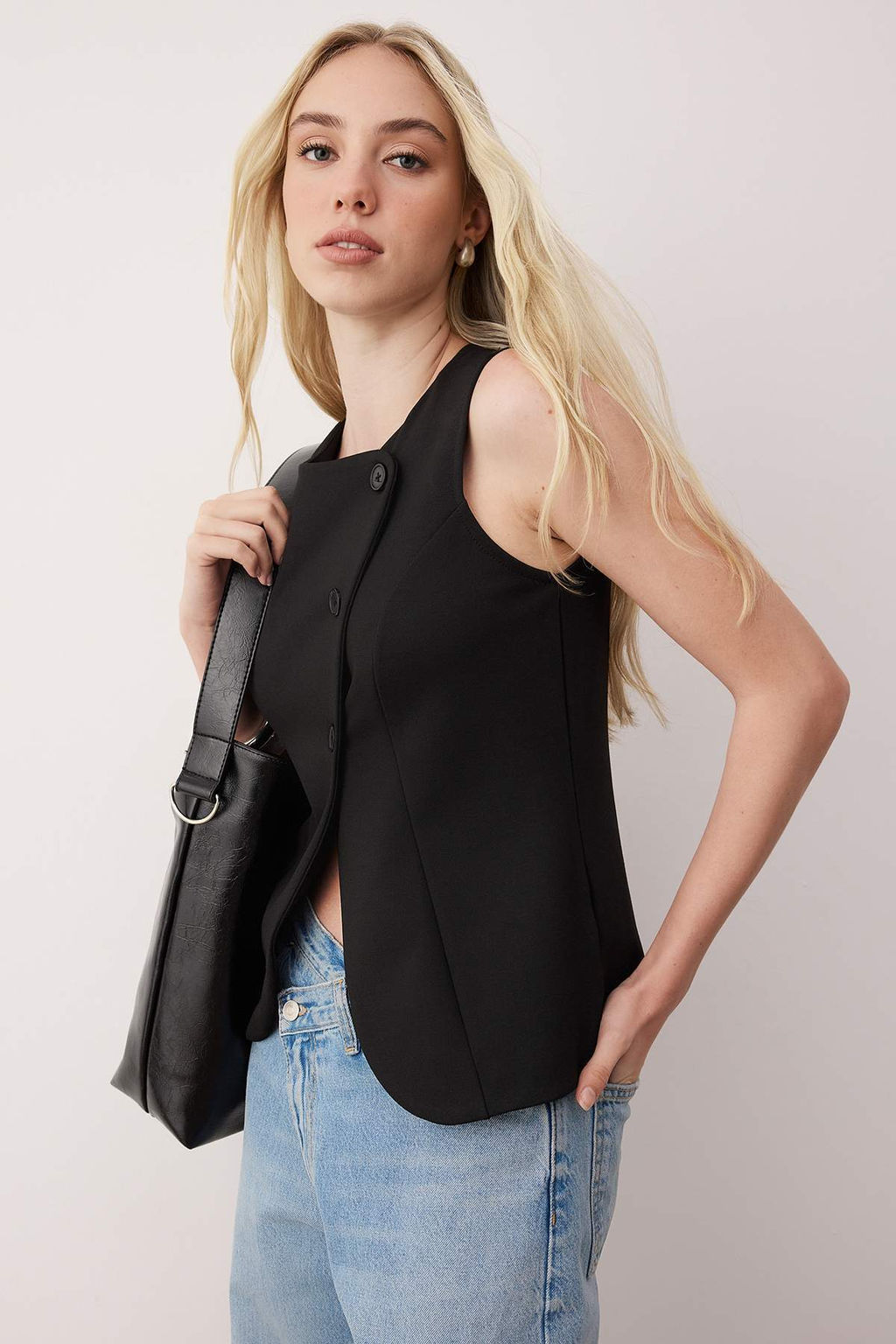 Siyah Asimetrik Dugmeli Fitted/Vucuda Oturan Orme Yelek TWOAW26YE00025 - Trendyolmilla фото 2