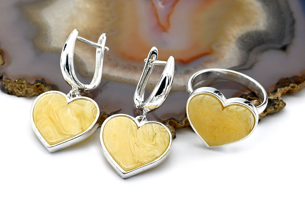 Кольцо в виде Сердца с янтарём в посеребрении 17*17мм цв.молочный, 5,6г