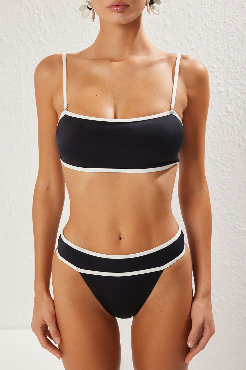 TRENDYOLMILLA Siyah-Beyaz Biyeli Straplez Yuksek Bel Regular Bikini Tak?m? TBESS25BT00126  фото 3