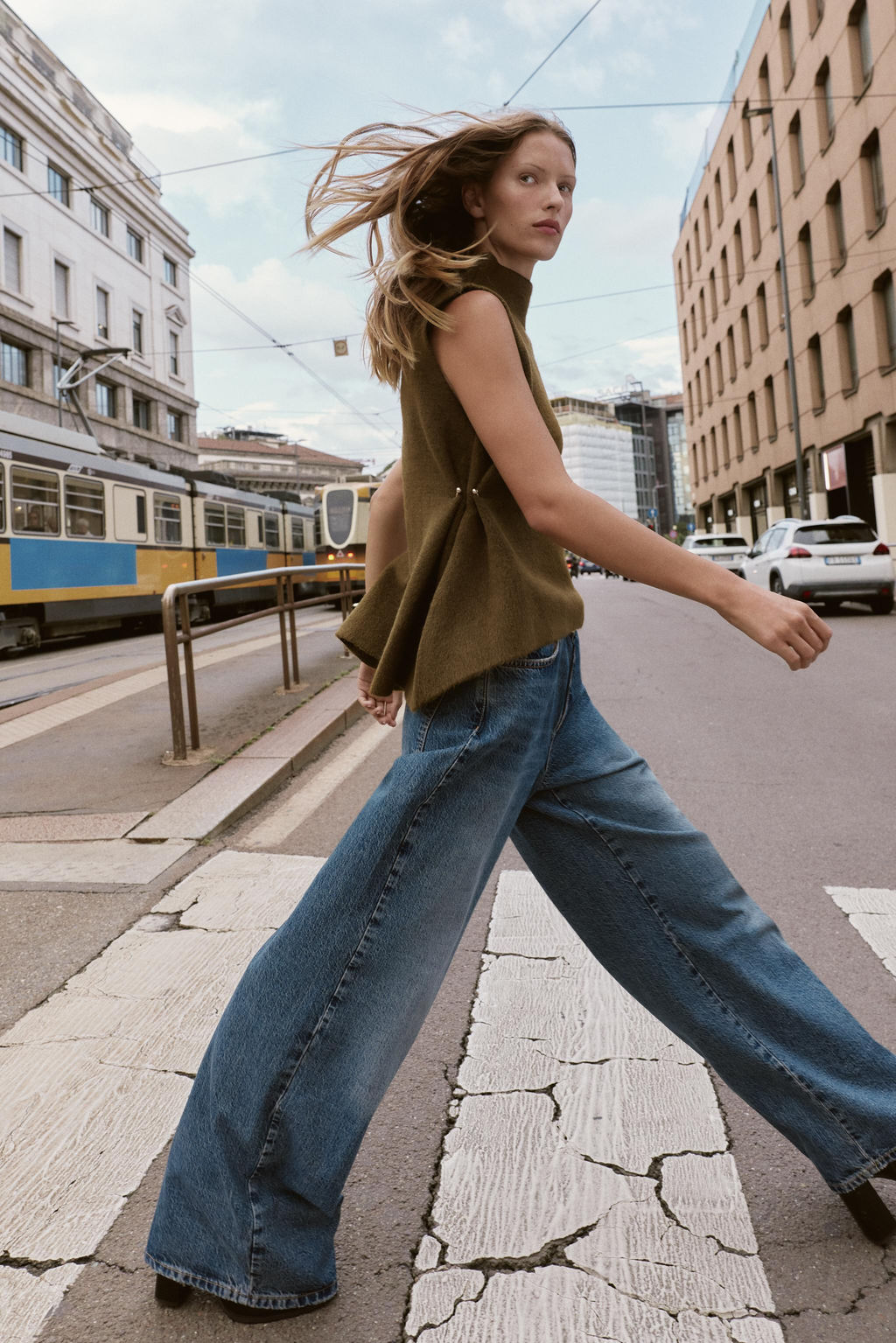 ASYMMETRIC KNIT TOP WITH SIDE APPLIQU_S - Zara фото 4