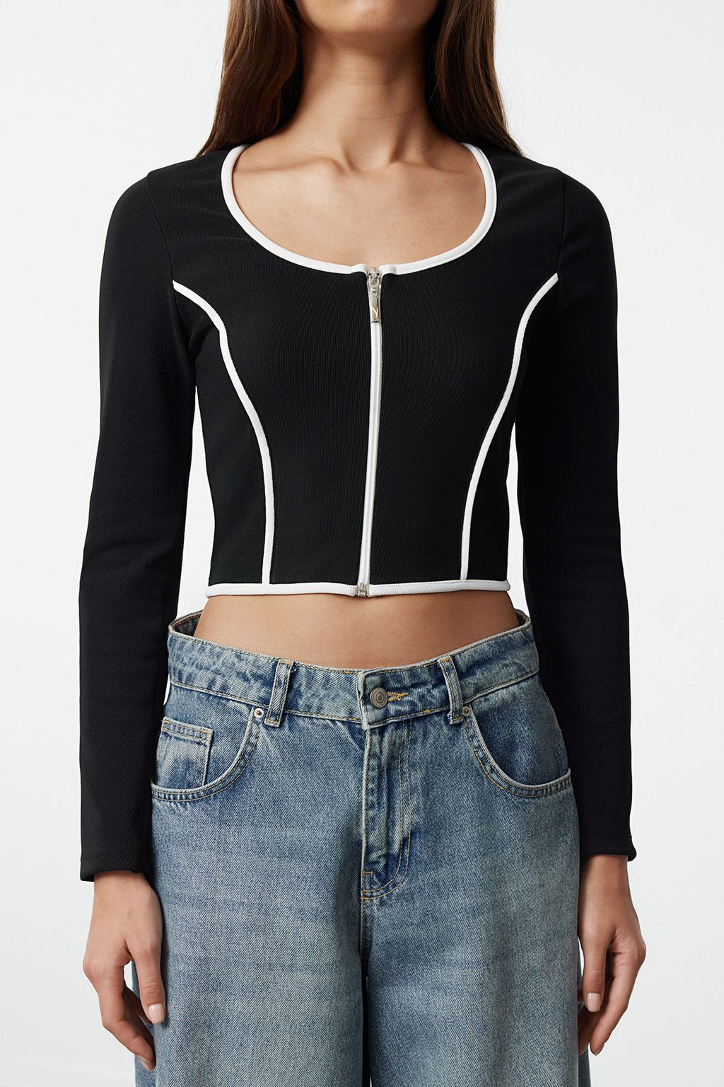 Trendyolmilla Siyah Kontrast Biye Detayl? Fitted/Vucuda Oturan Fermuarl? Yaka Esnek Orme Bluz TWOAW25BZ00153