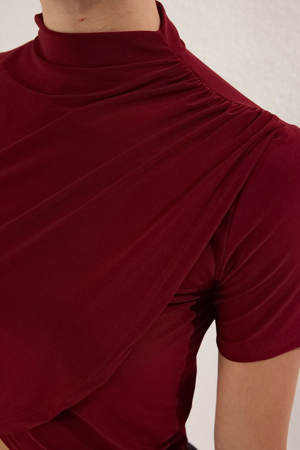 Bordo Dik Yaka K?sa Kollu Drapeli Crop Bluz Orme Bluz TWOSS24BZ00422