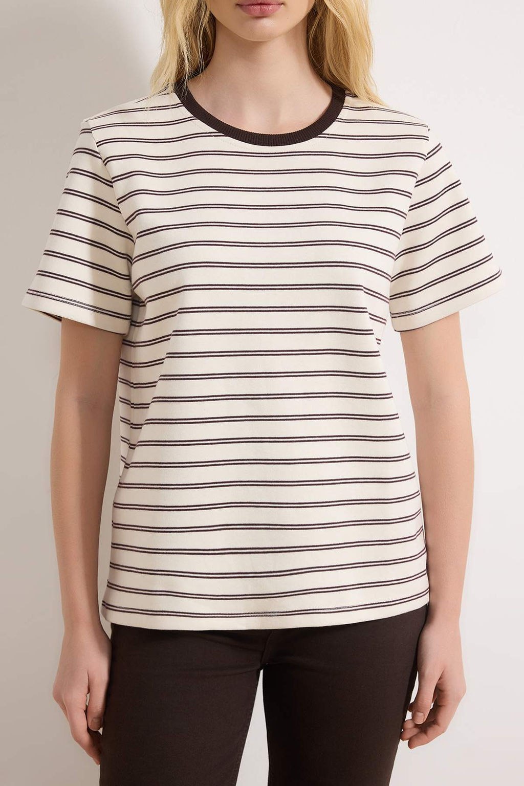 Kahverengi Cizgili Regular/Normal Kal?p K?sa Kollu Tok Interlok Orme T-Shirt TWOSS26TS00067