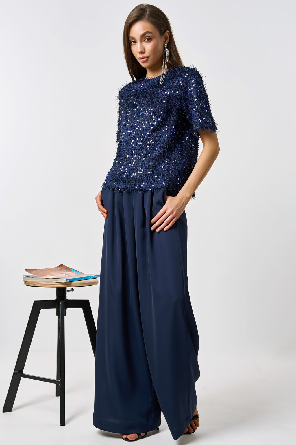 Блузка прямого силуэта из трикотажа с пайеткой синяя