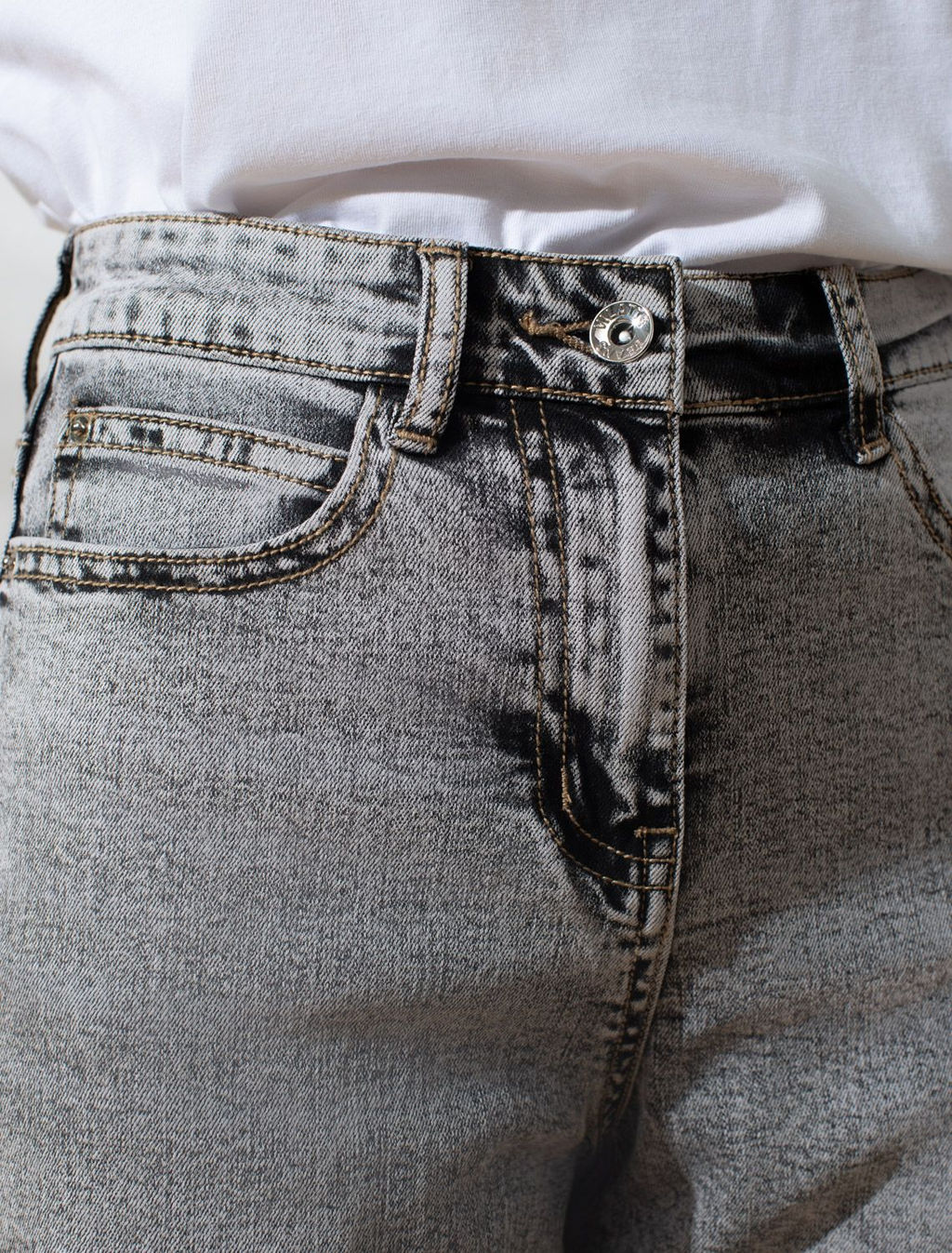 Джинсы трубы с декоративной стиркой из эластичного облегченного денима - Vilatte фото 4