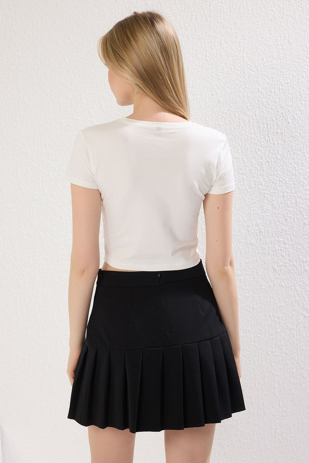 TRENDYOLMILLA Ekru Slogan Bask?l? Crop Fitted/Vucuda Oturan Orme T-Shirt TWOSS25TS00037  фото 4