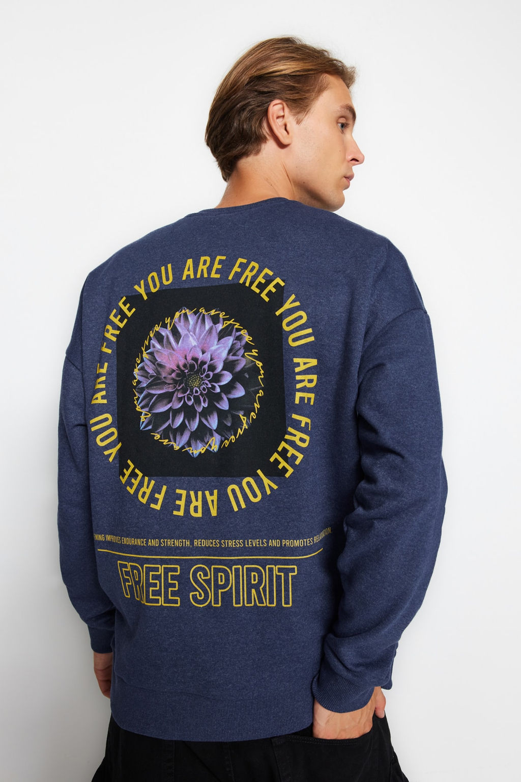 Indigo Oversize/Genis Kesim Cicek S?rt Bask?l? Ici Polarl?/S?cak Tutan Sweatshirt TMNAW23SW00493