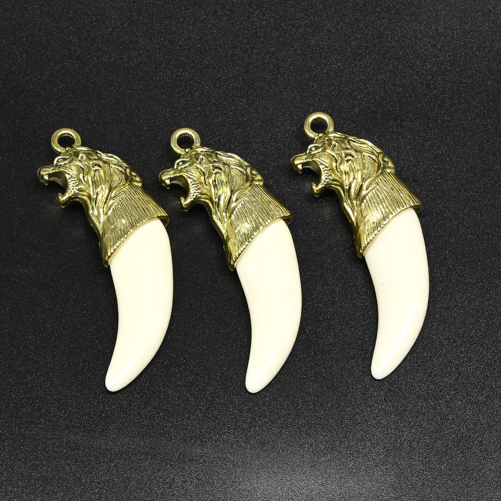 Кулон клык с литьём "Лев" 60*18мм белый