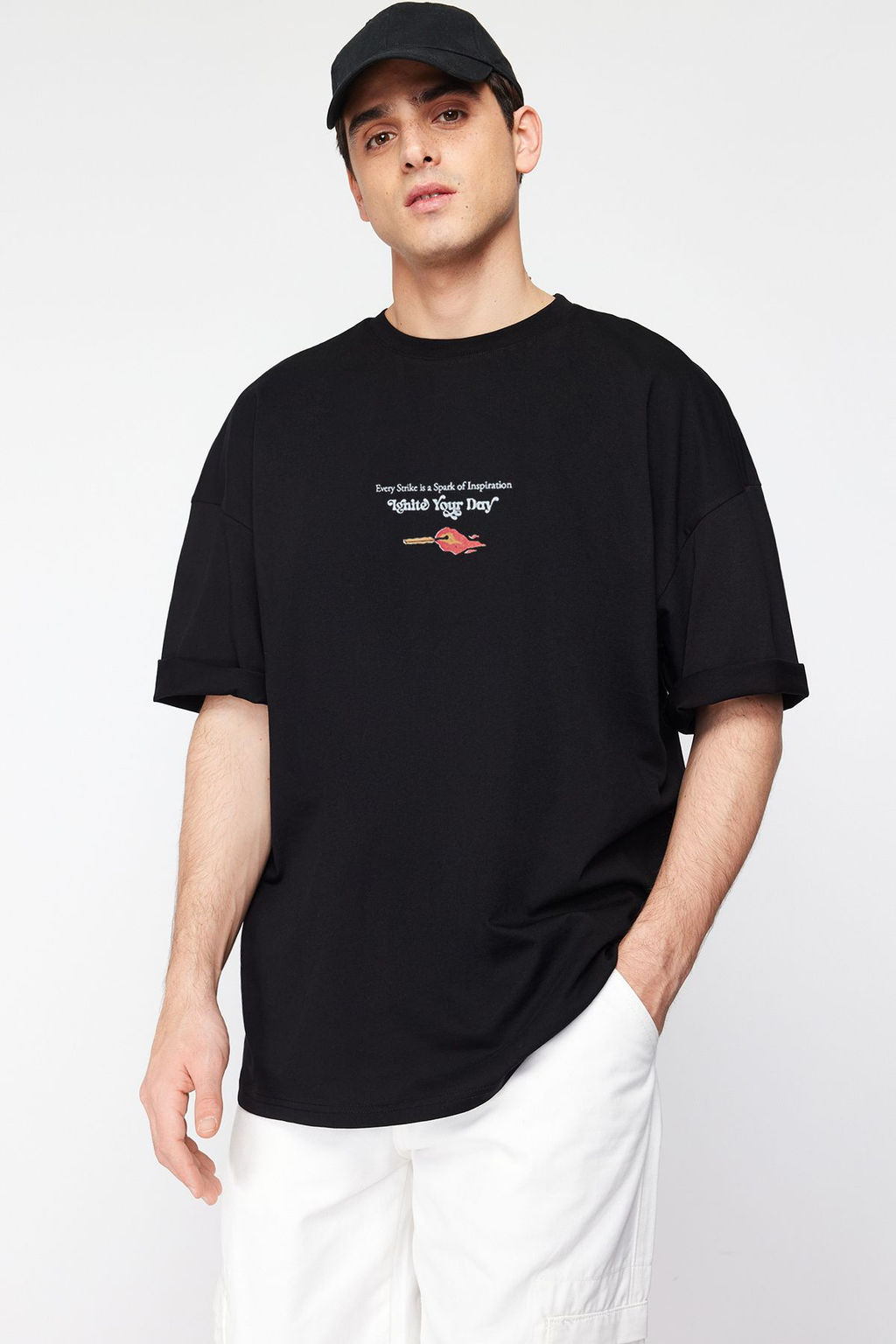 TRENDYOL MAN Siyah Oversize/Genis Kesim Bask?l? %100 Pamuk T-Shirt TMNSS25TS00108