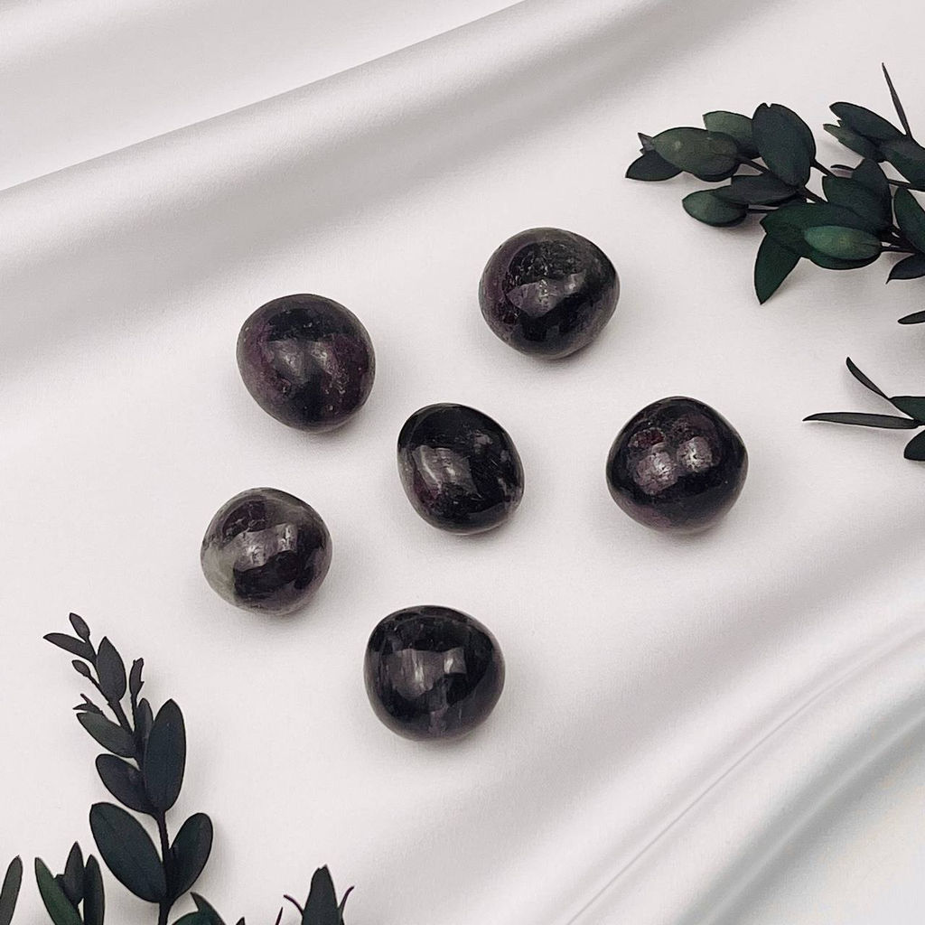 Галтовка из Граната с Арфведсонитом