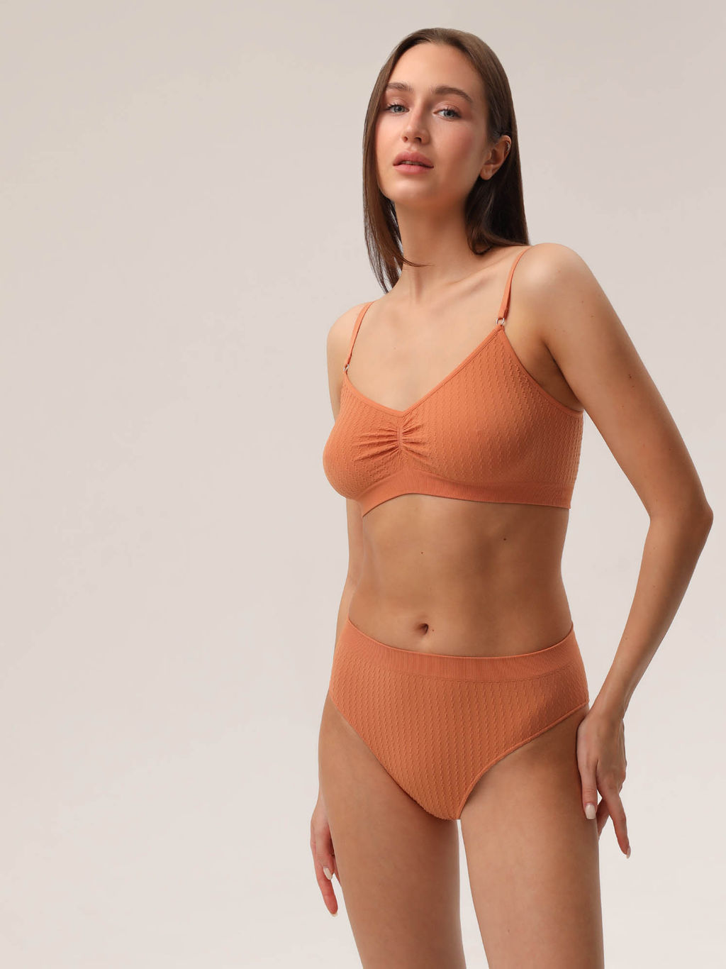 Топ женский на тонких бретелях с плетением цепочка HOME COLLECTION - Rossoporpora фото 13