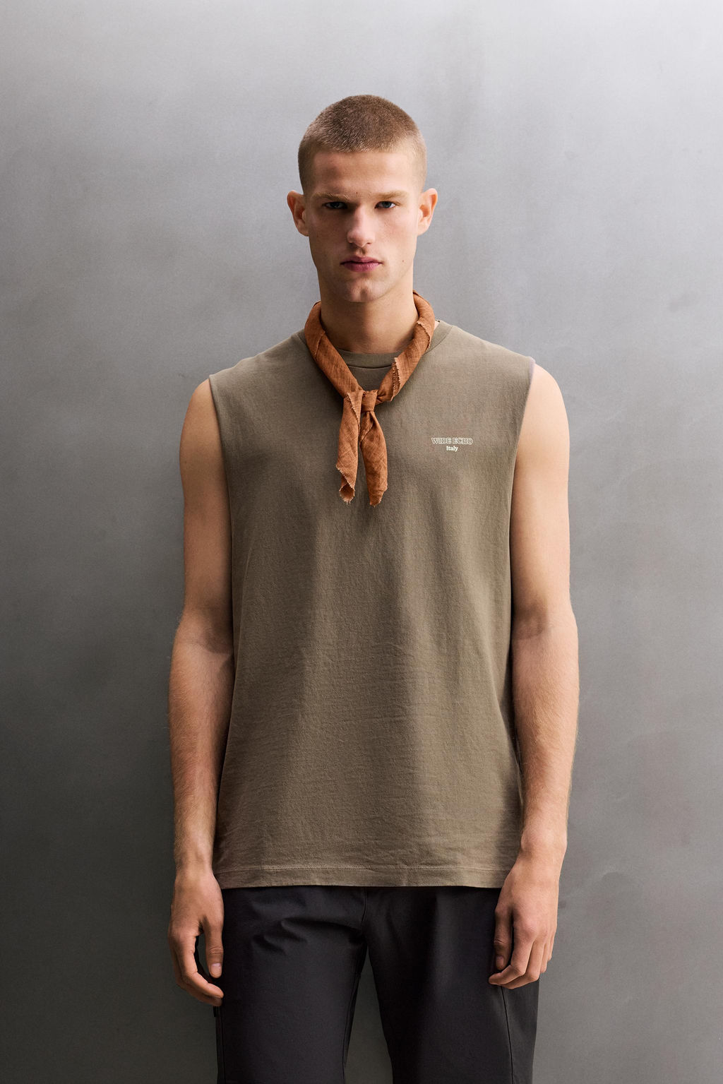 CAMISETA TANK ESTAMPADOS CONTRASTE / verde lavado