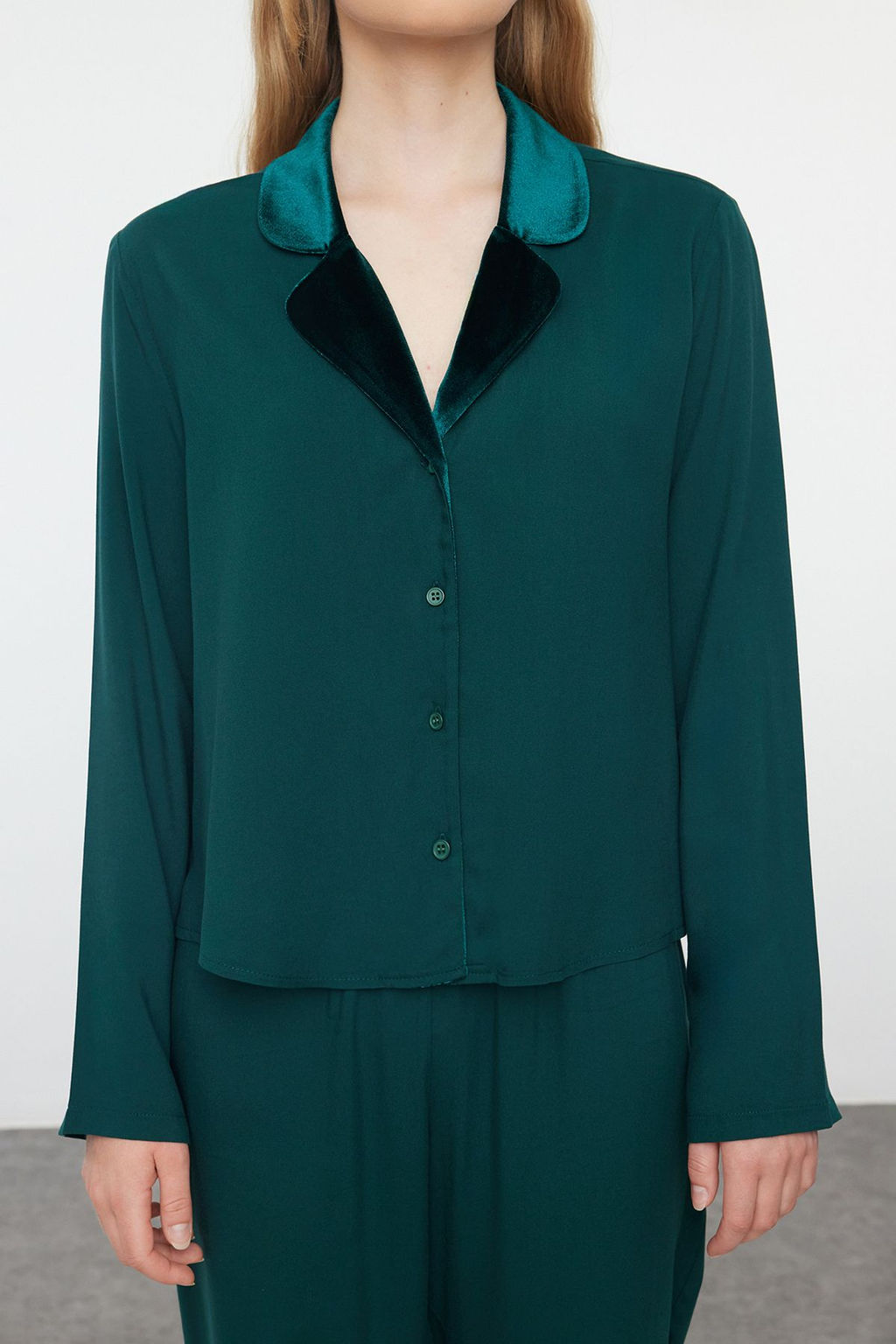 Trendyolmilla Zumrut Yesili Kadife Yaka Detayl? Viskon Dokuma Pijama Tak?m? THMAW25PT00134