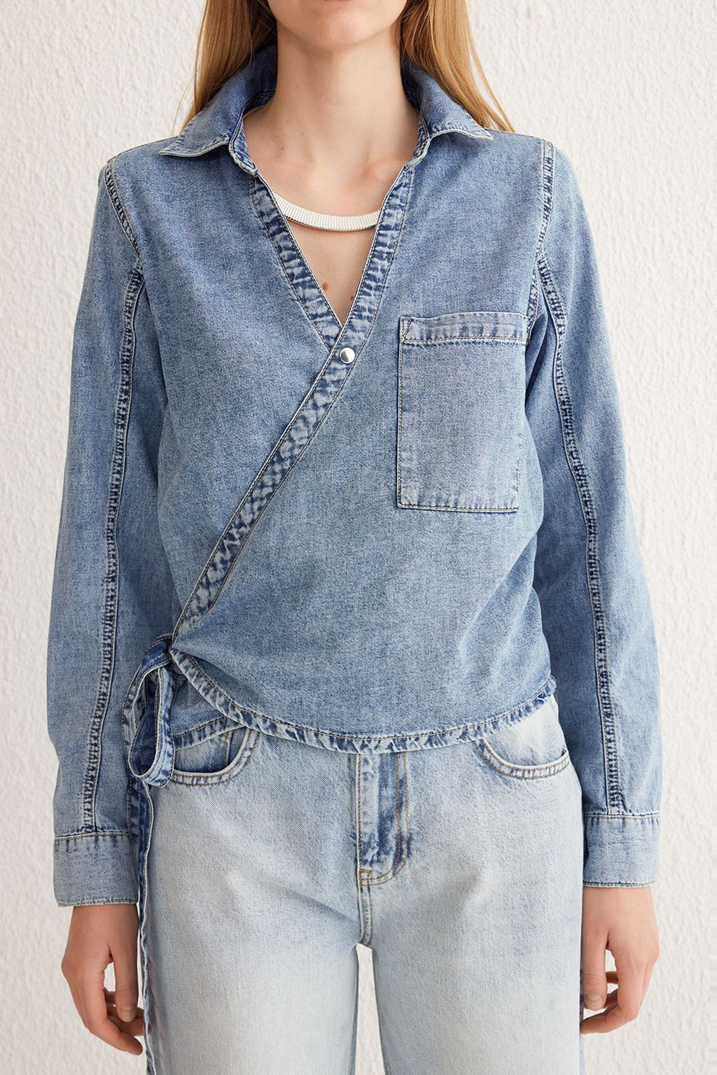 TRENDYOLMILLA Mavi Kruvaze Baglama Detayl? Crop Denim Gomlek TWOSS25GO00023  фото 3