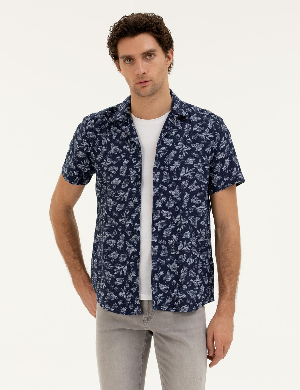 Темно-синяя рубашка стандартного кроя с коротким рукавом