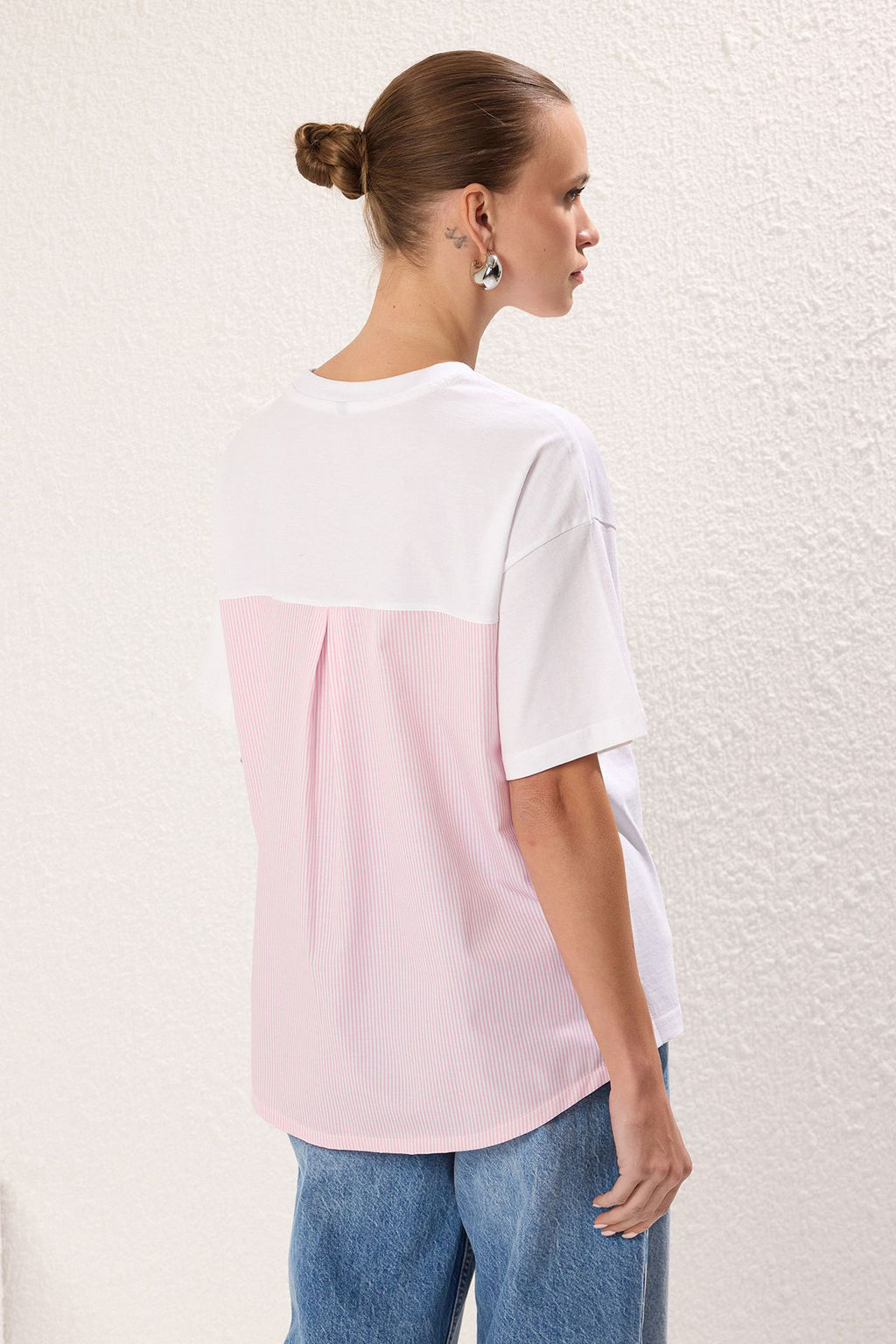 Beyaz Pembe Cizgili Kal?n Pamuklu Poplin Detayl? Oversize/Genis Kal?p Orme T-Shirt TWOSS24TS00006