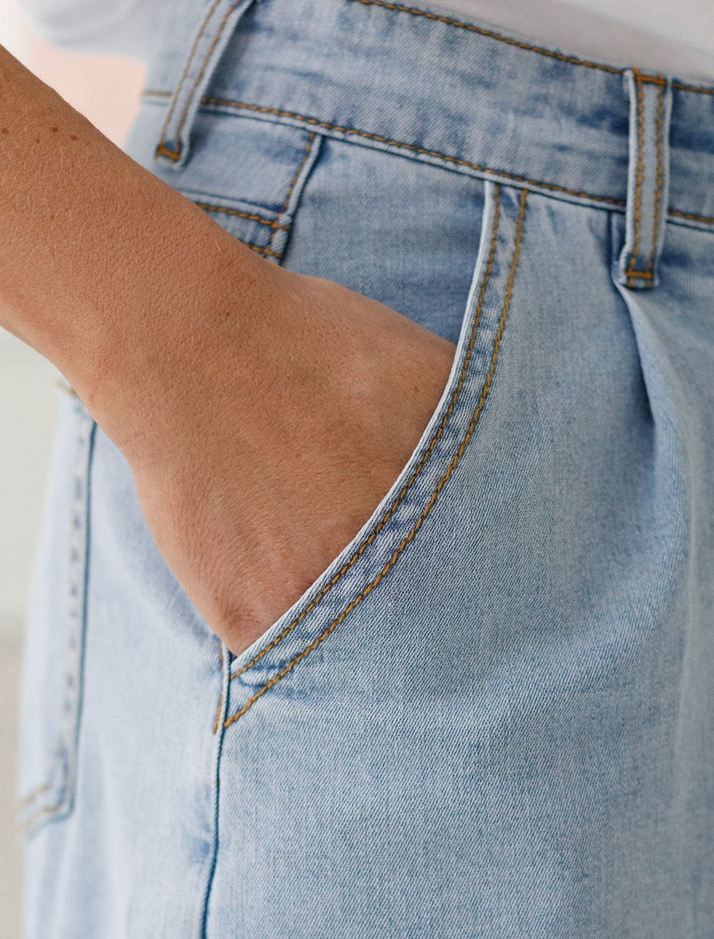 Свободные шорты с защипами из облегченного денима