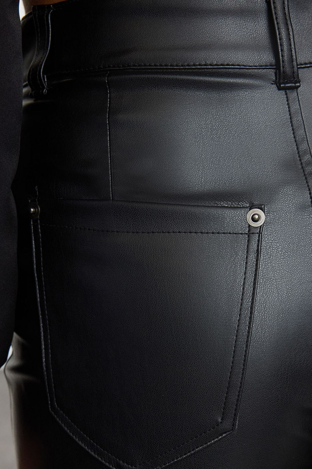 Siyah Relaxed/Rahat Straight/Boru Paca Dikis Detayl? Orme Deri Pantolon TWOAW25PL00068