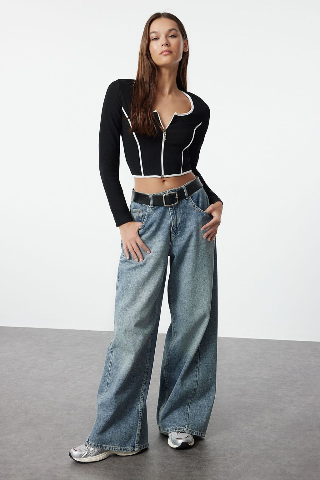 Trendyolmilla Siyah Kontrast Biye Detayl? Fitted/Vucuda Oturan Fermuarl? Yaka Esnek Orme Bluz TWOAW25BZ00153