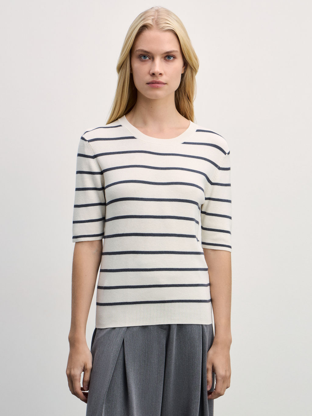 Базовый джемпер с коротким рукавом из вискозы / Zarina  фото 3